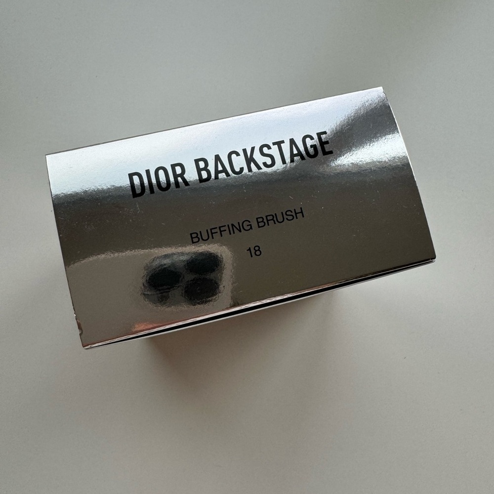 Dior Backstage Buffing Brush 18 - Picture 5 of 7